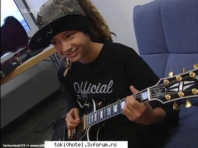 nume:tom kaulitz 
data 
locul 
culoarea 
culoarea si piercing in buza 
materie desen..) 
materiile
